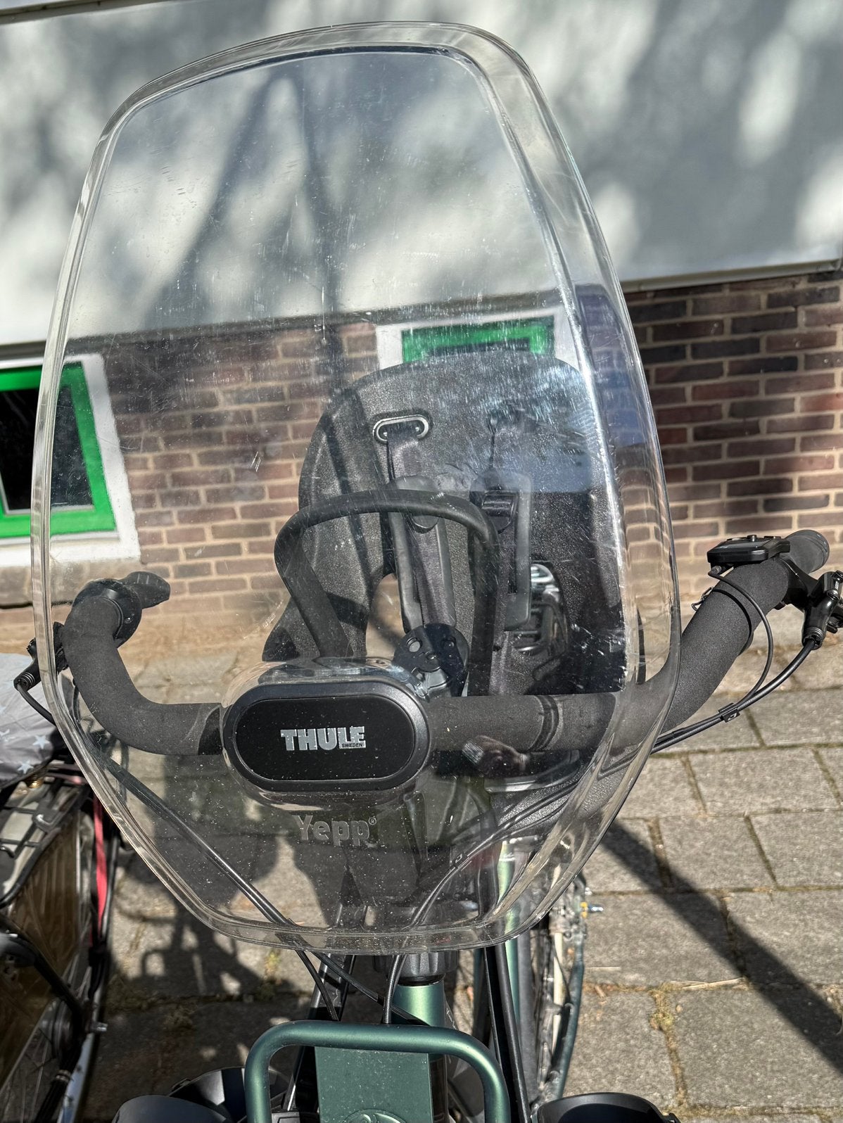 Thule yepp nexxt 2 mini zwart met adapter en windscherm, Fietsen en Brommers, Fietsaccessoires | Fietsstoeltjes, Ophalen, Voetsteuntjes