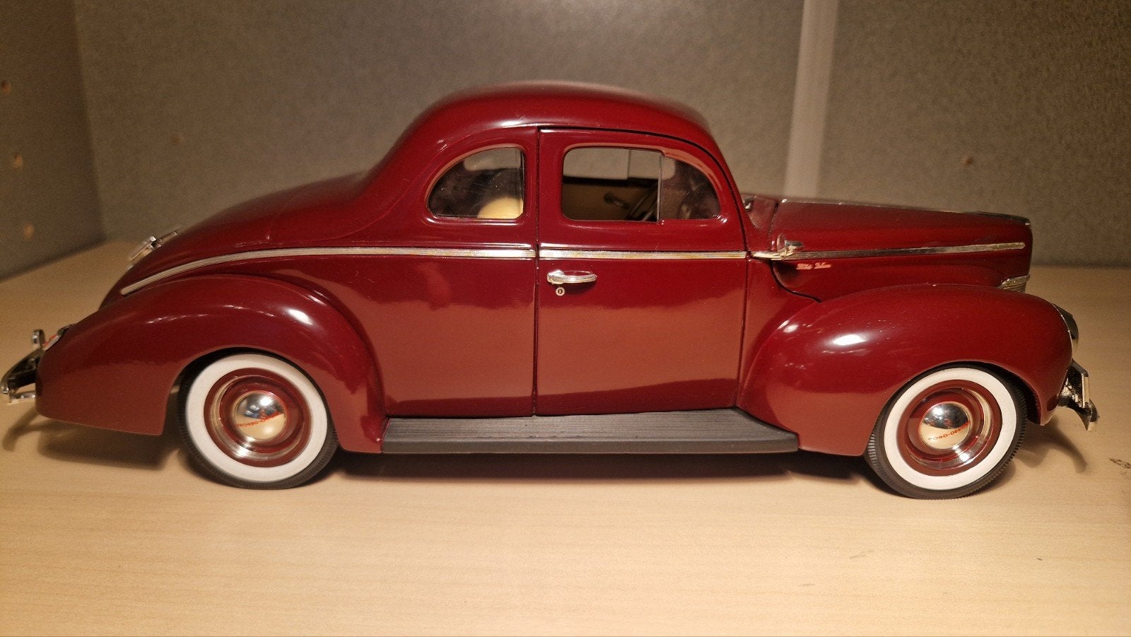 1940 Ford Deluxe Coupe - bordeaux rood - 1:18 - ERTL, Hobby en Vrije tijd, Modelauto's | 1:18, Ophalen of Verzenden, Zo goed als nieuw
