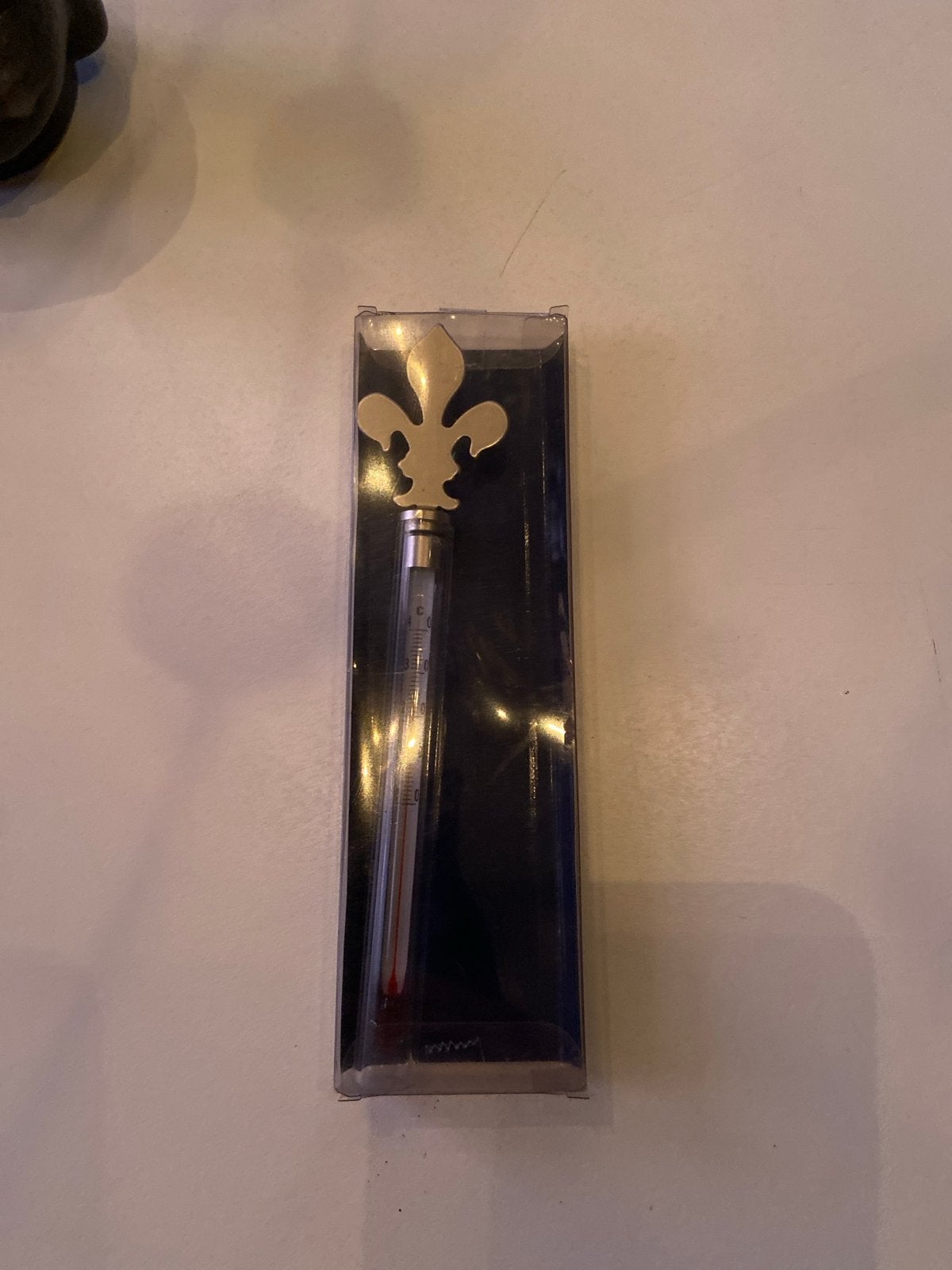 Wijnthermometer met Fleur de Lis decoratie, Huis en Inrichting, Woonaccessoires | Thermometers, Nieuw, Metaal, Ophalen of Verzenden
