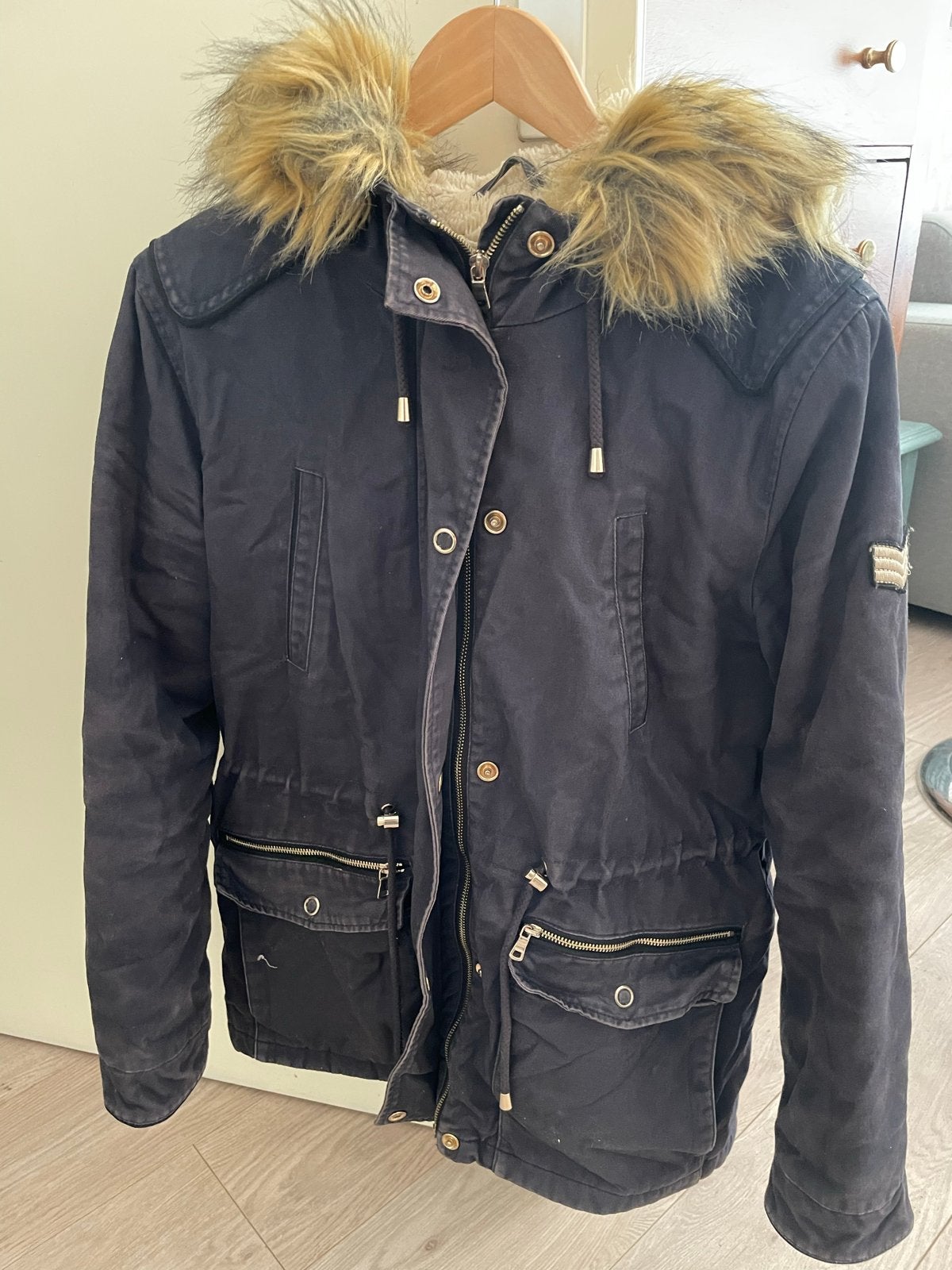 Donkerblauwe winterjas met teddy voering en bontkraag, Ophalen of Verzenden, Gedragen, Maat 38/40 (M), Blauw
