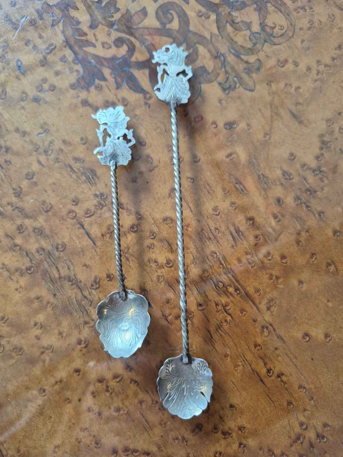 Set van 2 zilveren lepels met gedraaide steel en figuur, Antiek en Kunst, Ophalen of Verzenden
