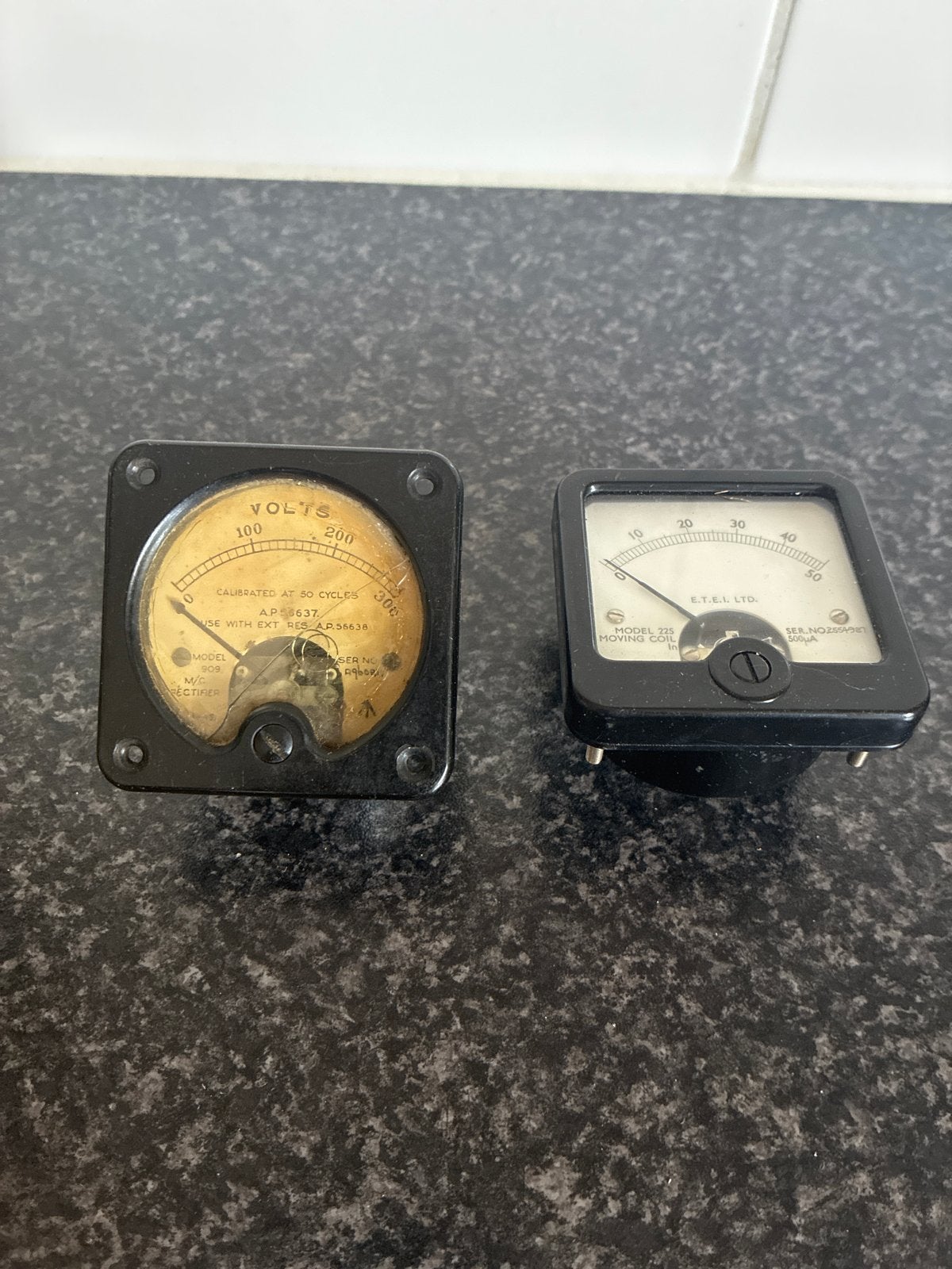 2 Vintage Voltmeters/Meters - Ongetest, Ophalen of Verzenden