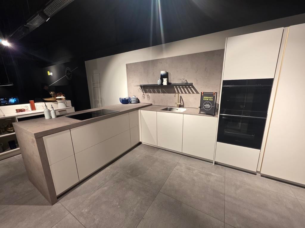 Luxe Showroom Keuken met Siemens Apparatuur en Wijnbar, Ophalen