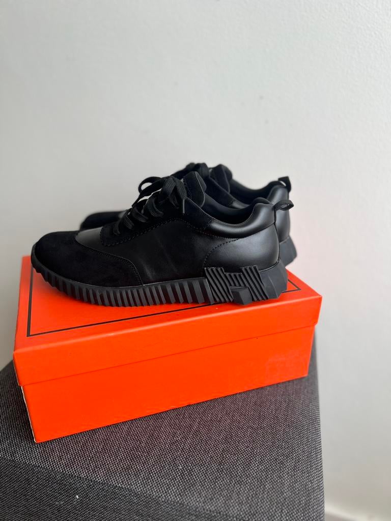 Zwarte hermes sneaker (43), Ophalen of Verzenden, Zo goed als nieuw, Zwart