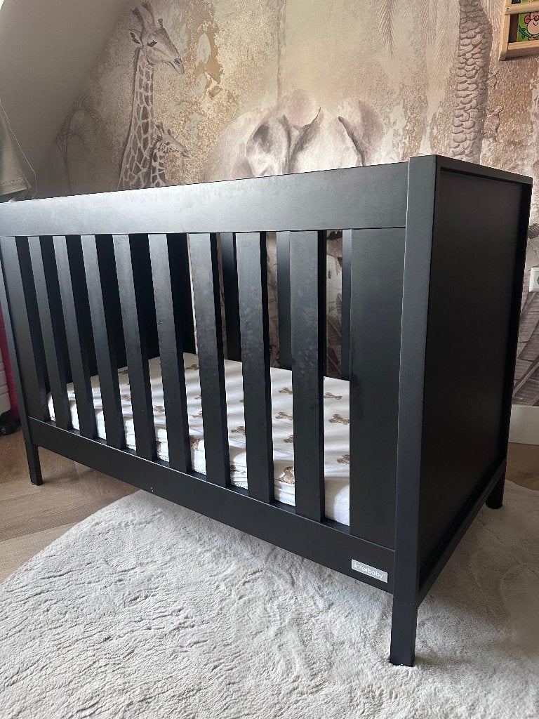 Complete zwarte babykamer – ledikant + matras, commode & box