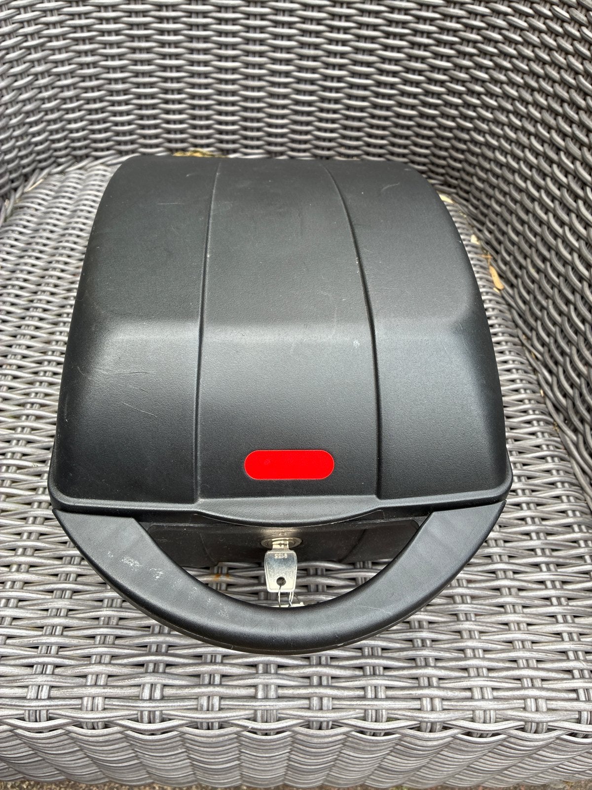 Zwarte scooter topkoffer met slot en bevestigingsplaat, Ophalen of Verzenden, Gebruikt, Overige typen, Overige merken