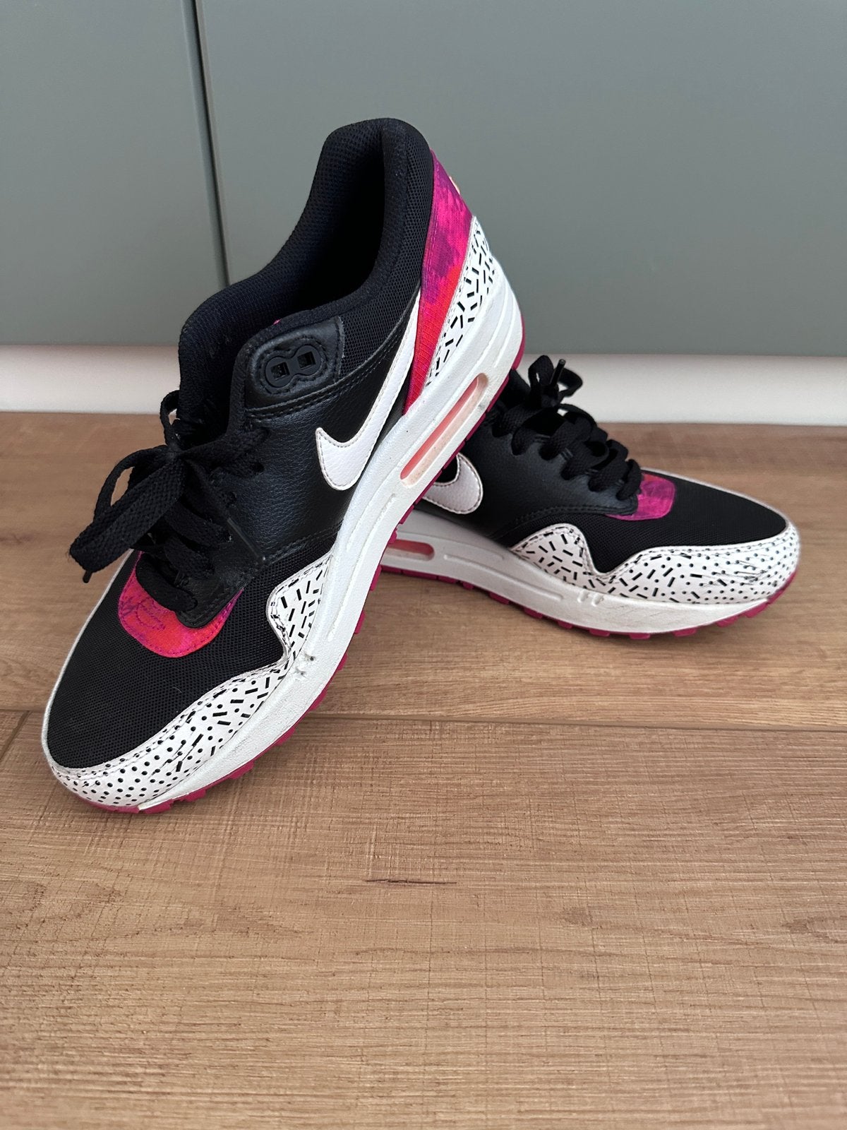 Nike Air Max 1 Print "Black Fireberry” maat 40, Zwart, Ophalen of Verzenden, Sneakers of Gympen, Gedragen