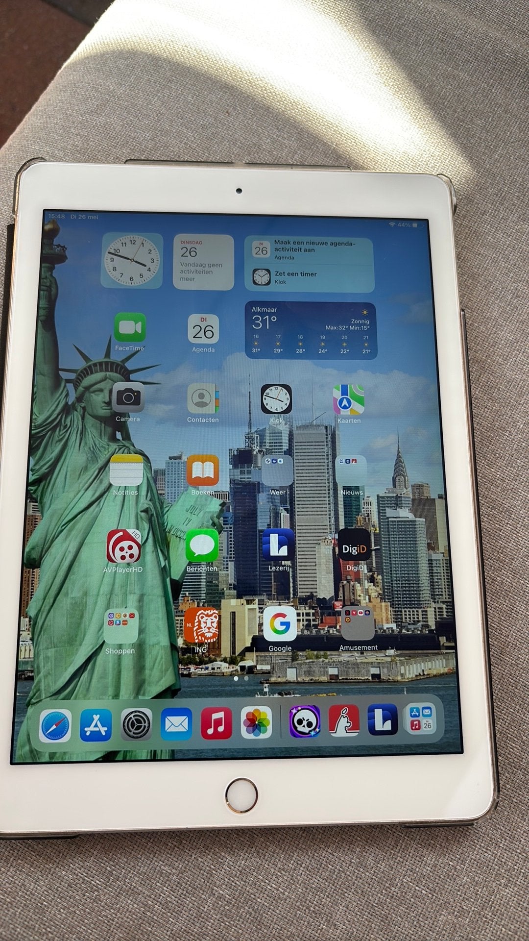 Apple Ipad Air 2 model NH182FD/A incl hoes en lader, Ophalen of Verzenden, Zo goed als nieuw, 10 inch, Bescherming voor- en achterkant