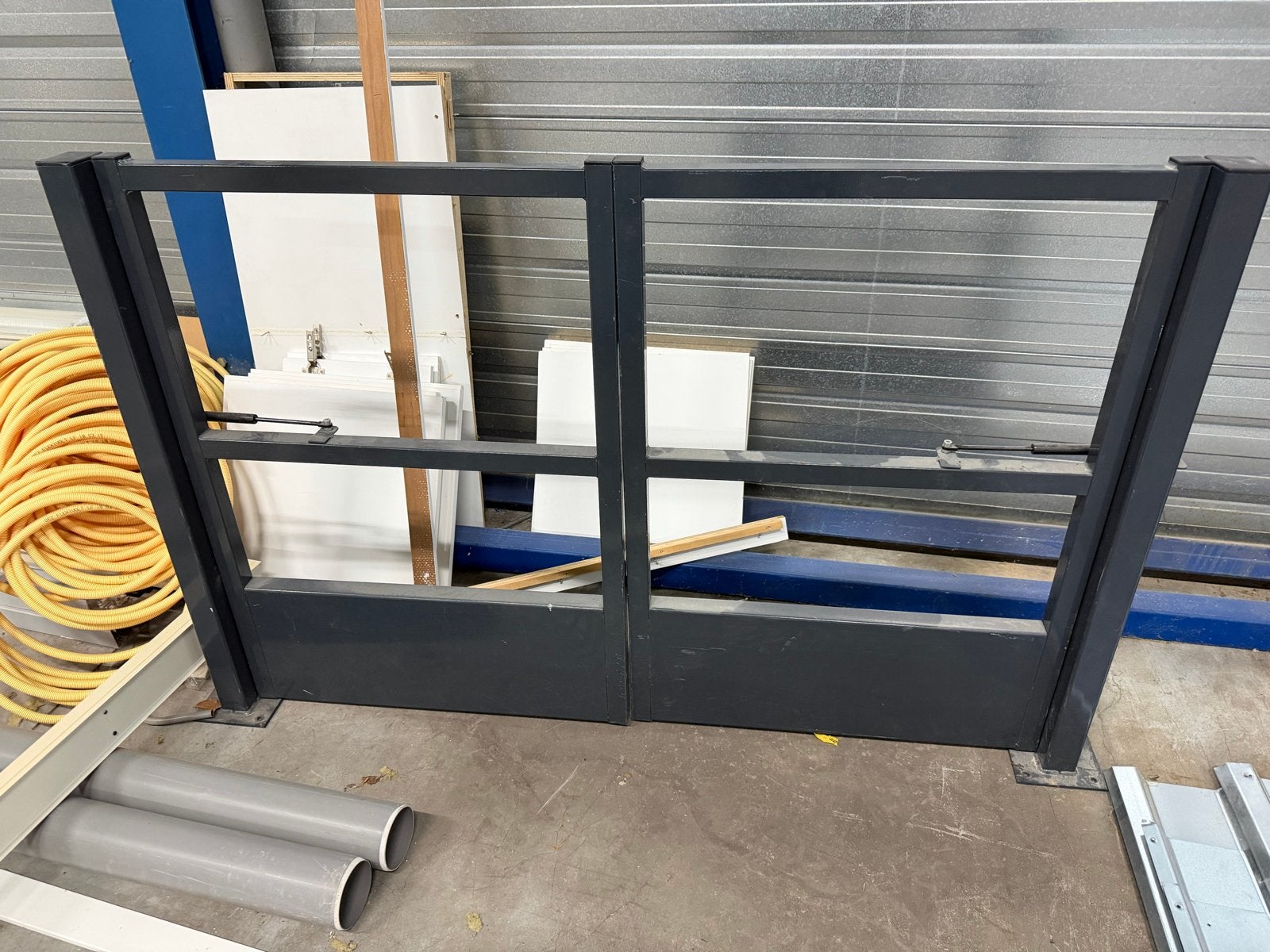 Dubbele poort 170cm breed 112cm hoog, Ophalen, Met poort, Gebruikt, Tuinhek