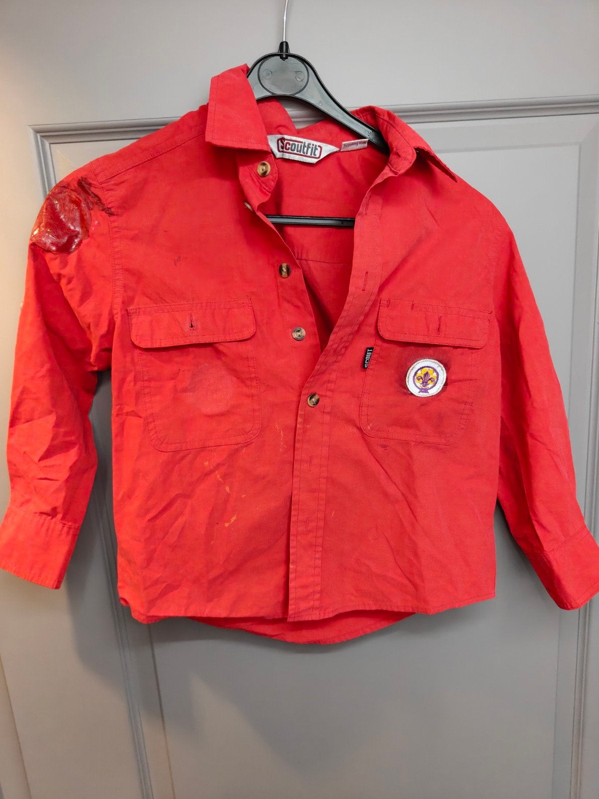 Scoutfit Scout blouse rood maat 122 bevers, Verzamelen, Scouting, Ophalen of Verzenden, Gebruikt, Kleding