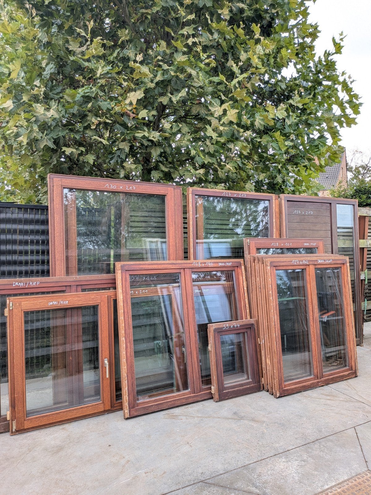 Prachtige bundel KOZIJNEN 16 Stuks + DEUR Hardhout !!!, Ophalen, Gebruikt, Raamkozijn, Inclusief glas