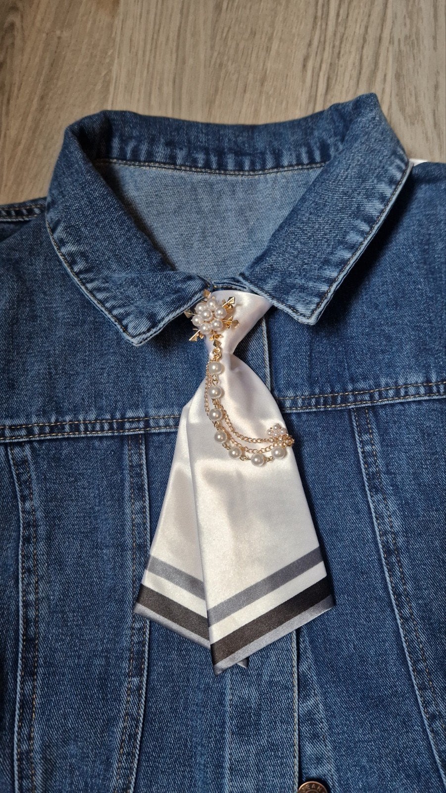 Elegante stropdas Broche met Parelkettingen en Witte Strik, Ophalen of Verzenden, Zo goed als nieuw, Wit, Overige materialen