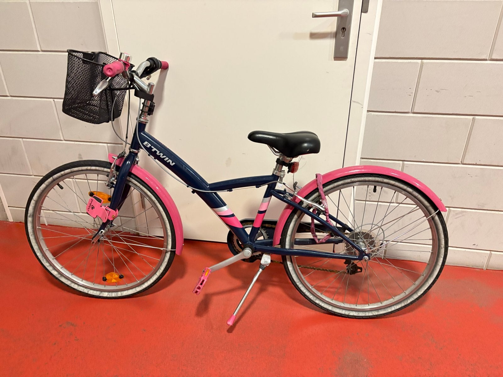 B'Twin kinderfiets 24 inch met 6 versnellingen en mandje, Ophalen, Gebruikt, Velgrem, 20 inch of meer