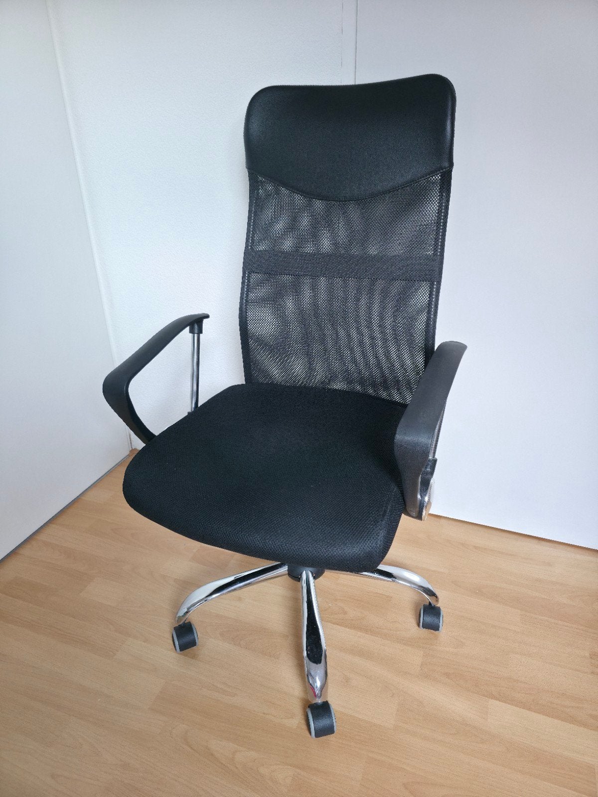 Fijne bureaustoel, in hoogte verstelbaar.