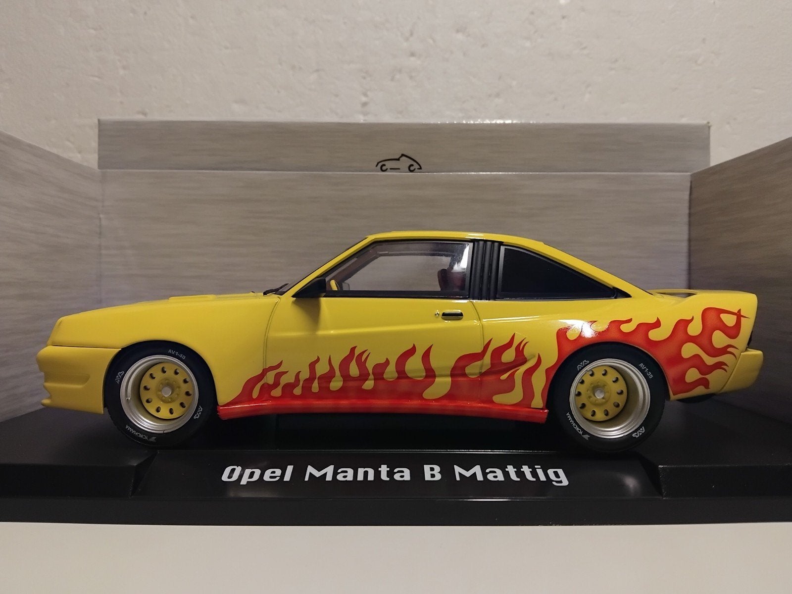 Opel Manta B Mattig yellow with Flame Mcg metal 1:18 KRD, Ophalen of Verzenden, Zo goed als nieuw, Auto, Overige merken