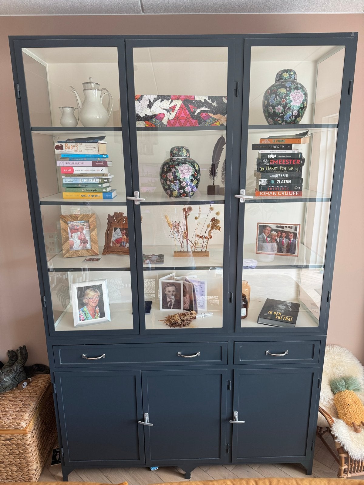 Grijze apothekerskast/vitrinekast met glazen deuren en lades, Huis en Inrichting, Kasten | Boekenkasten, Ophalen, 100 tot 150 cm