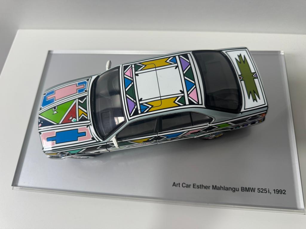 Minichamps bmw e34 525i art car Esther mahlangu 1992 1:18 m, Ophalen, Zo goed als nieuw, Auto, MiniChamps