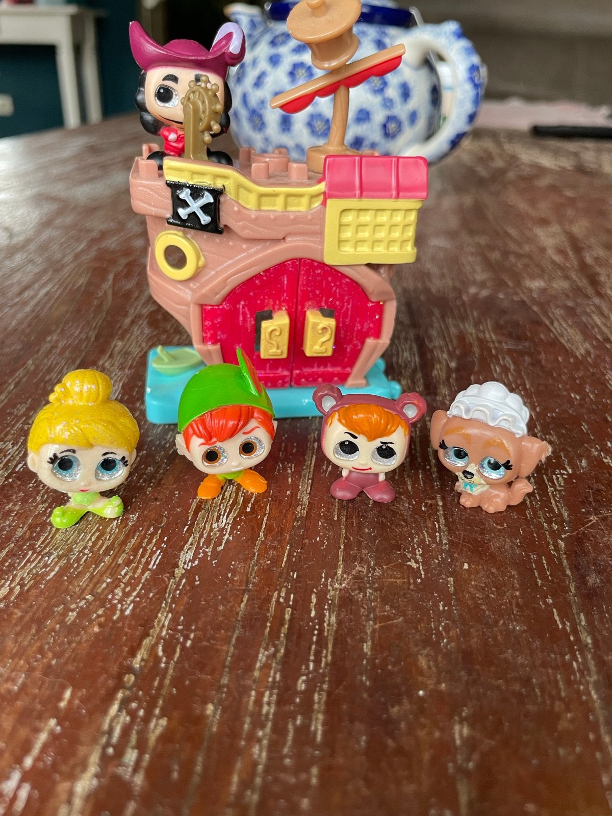 Disney Doorables Hook's Pirate Ship  (+ Glitter Tinkerbel), Ophalen of Verzenden, Zo goed als nieuw