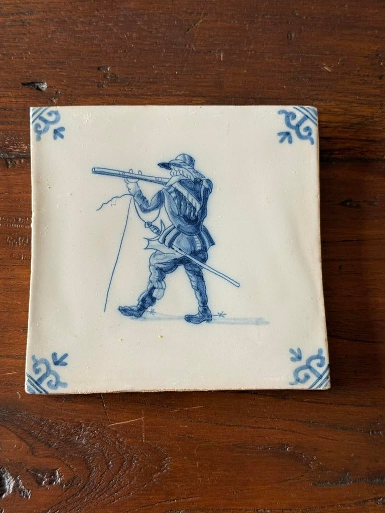 Delfts blauw tegeltje met soldaat, Antiek en Kunst, Antiek | Wandborden en Tegels, Ophalen of Verzenden
