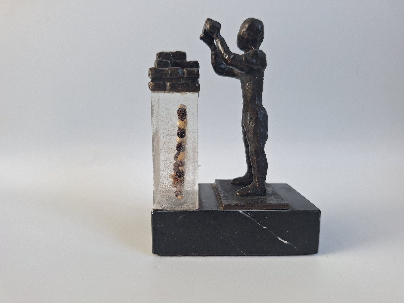Bronzen beeldje van Verstegen specerijen
11,5 x 7,5 x 5 cm
4, Ophalen of Verzenden