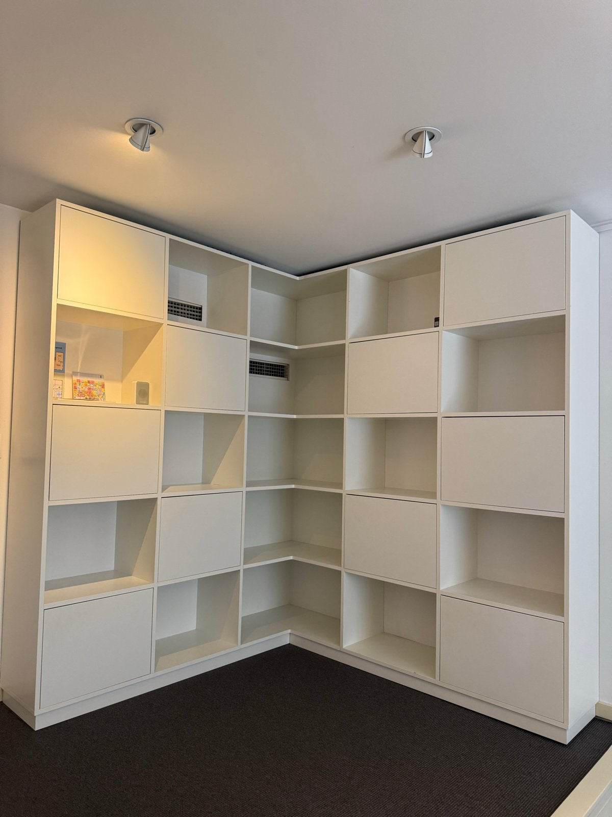 Moderne witte hoekkast met open vakken en deuren, Huis en Inrichting, Ophalen, Gebruikt, 200 cm of meer, 25 tot 50 cm