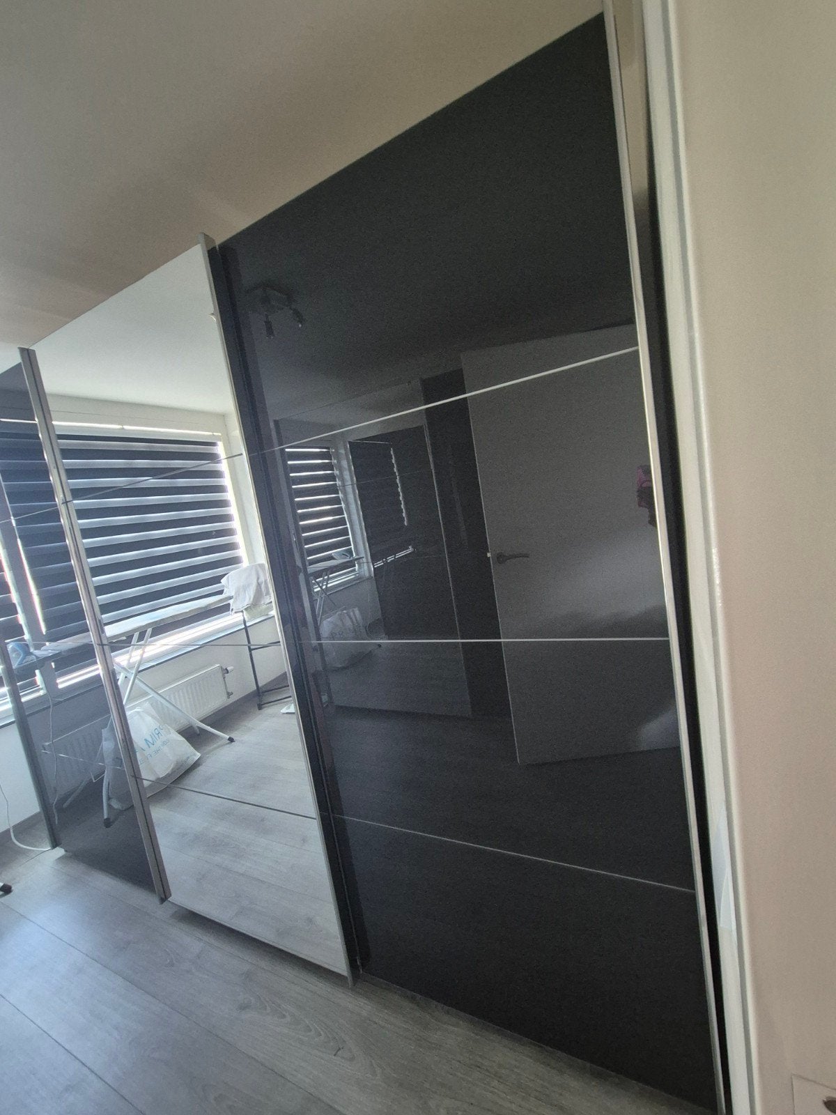 Moderne kledingkast met spiegel en schuifdeuren, Huis en Inrichting, Kasten | Kledingkasten, Ophalen, Overige materialen, Gebruikt