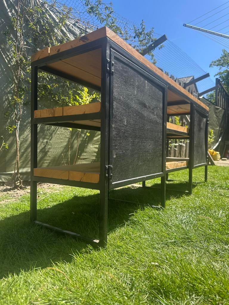 Volledig handgemaakte meubel met staal en american pine hout, Huis en Inrichting, Kasten | Dressoirs, Ophalen, Zo goed als nieuw