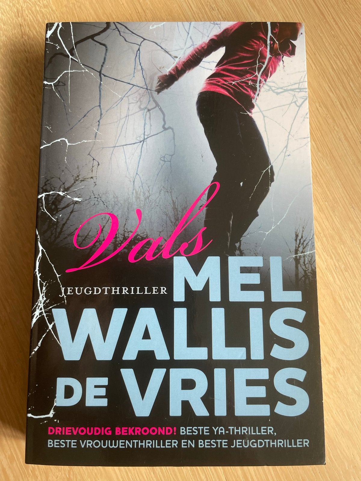Vals - Mel Wallis de Vries (Jeugdthriller), Ophalen of Verzenden, Zo goed als nieuw, Nederland