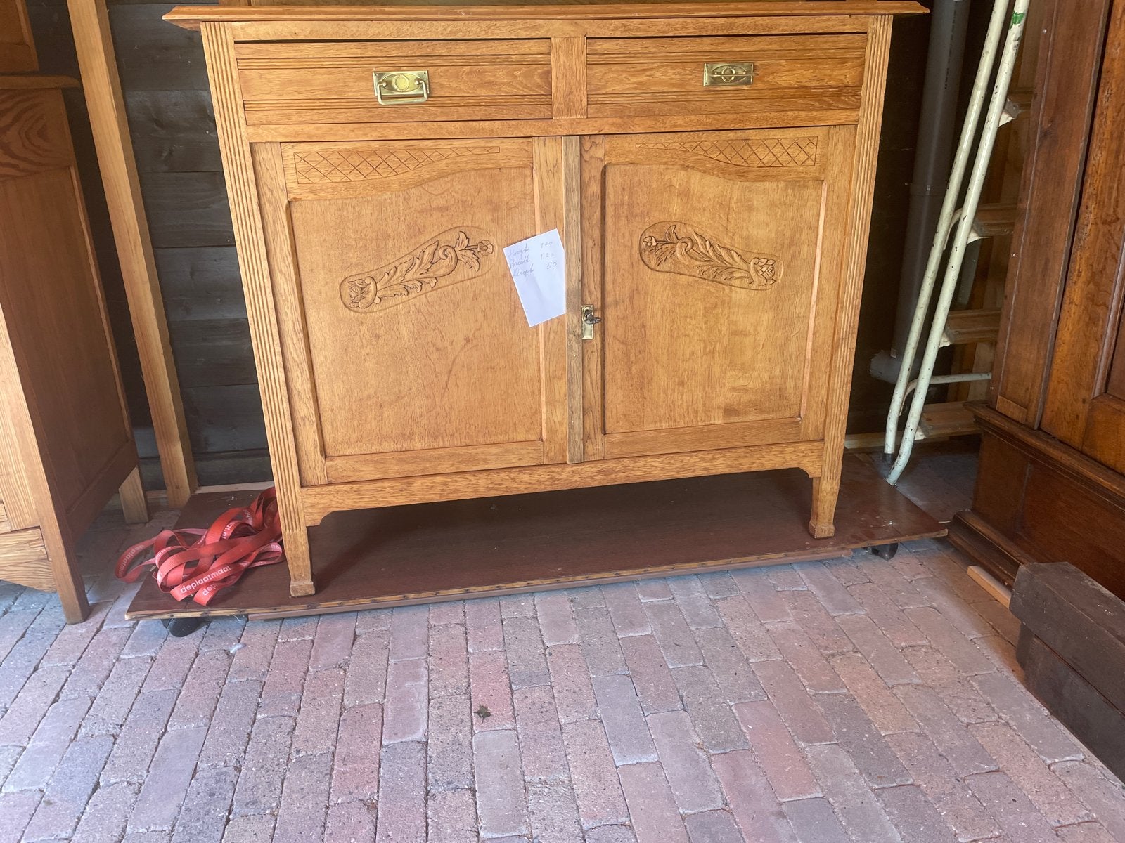 Antiek eiken dressoir met houtsnijwerk, Antiek en Kunst, Antiek | Meubels | Kasten, Ophalen of Verzenden