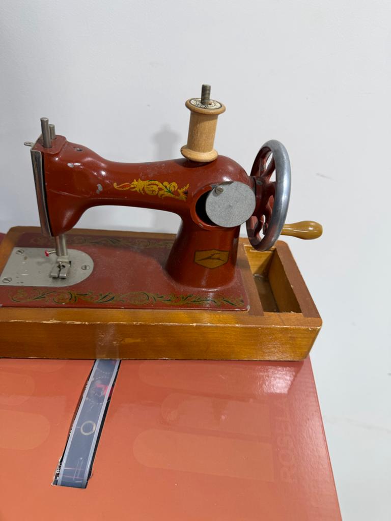Vintage Speelgoed Naaimachine - Rood met Houten Basis, Ophalen of Verzenden
