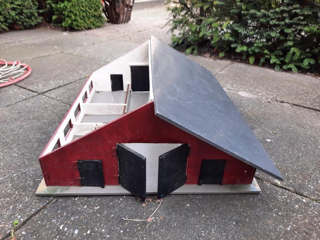 Homemade houten stal voor speelgoeddieren, Ophalen
