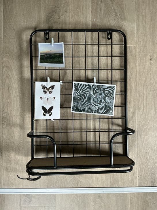 Zwart metalen wandrek met rooster en plankjes, Metaal, Gebruikt, Industrieel, Zwart