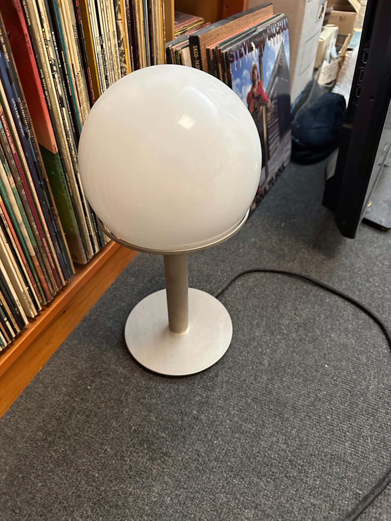 Mooie BroVinTro tafellamp met opalen glazen bol Bauhaus, Ophalen, Gebruikt, Glas, Minder dan 50 cm