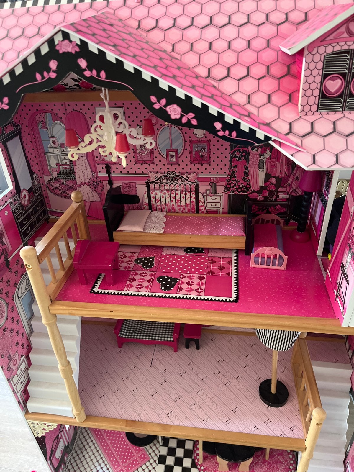 Foto 5 van Groot roze poppenhuis met meubels en accessoires
