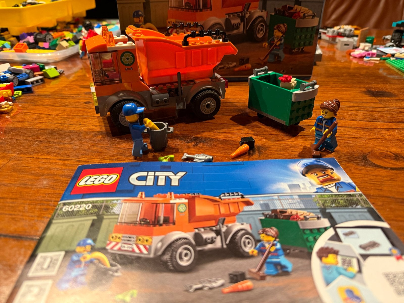 LEGO City 60220 Vuilniswagen compleet met 2 minifiguren, Ophalen of Verzenden, Zo goed als nieuw