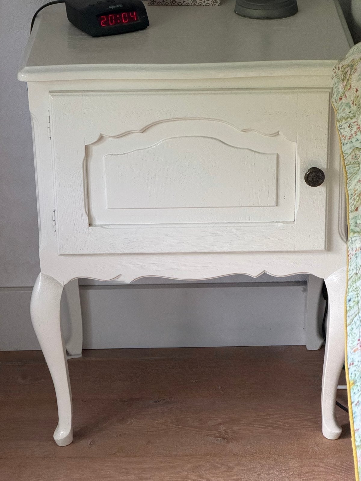 2 nachtkastjes in landelijke stijl/ queen ann nachtkastjes, Huis en Inrichting, Slaapkamer | Nachtkastjes, Ophalen, Gebruikt, 55 tot 70 cm