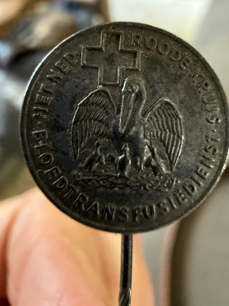 Pin: het ned roode kruis bloedtransfusiedienst, Ophalen of Verzenden, Gebruikt, Overige onderwerpen