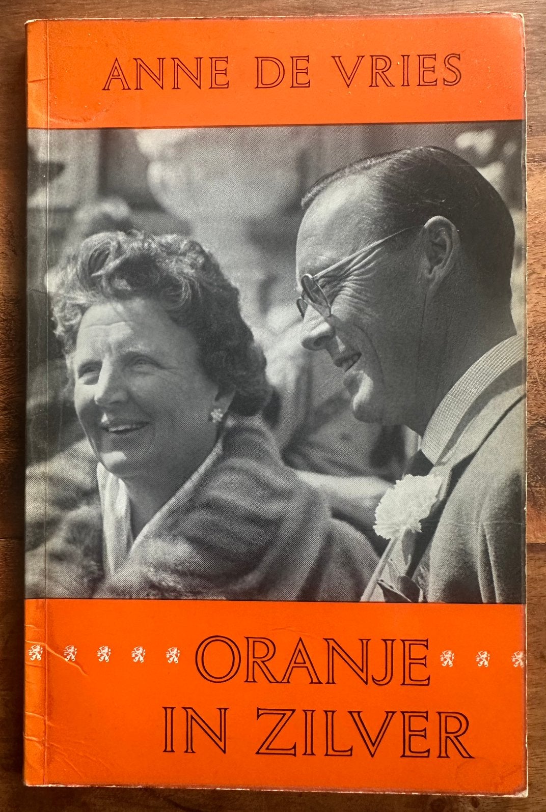 Anne de Vries - Oranje in Zilver (25-jarig huwelijk Juliana), Ophalen of Verzenden, Gebruikt, Nederland, Tijdschrift of Boek