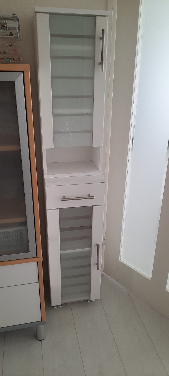 Witte smalle kast met glazen deuren en lade, Ophalen, Zo goed als nieuw