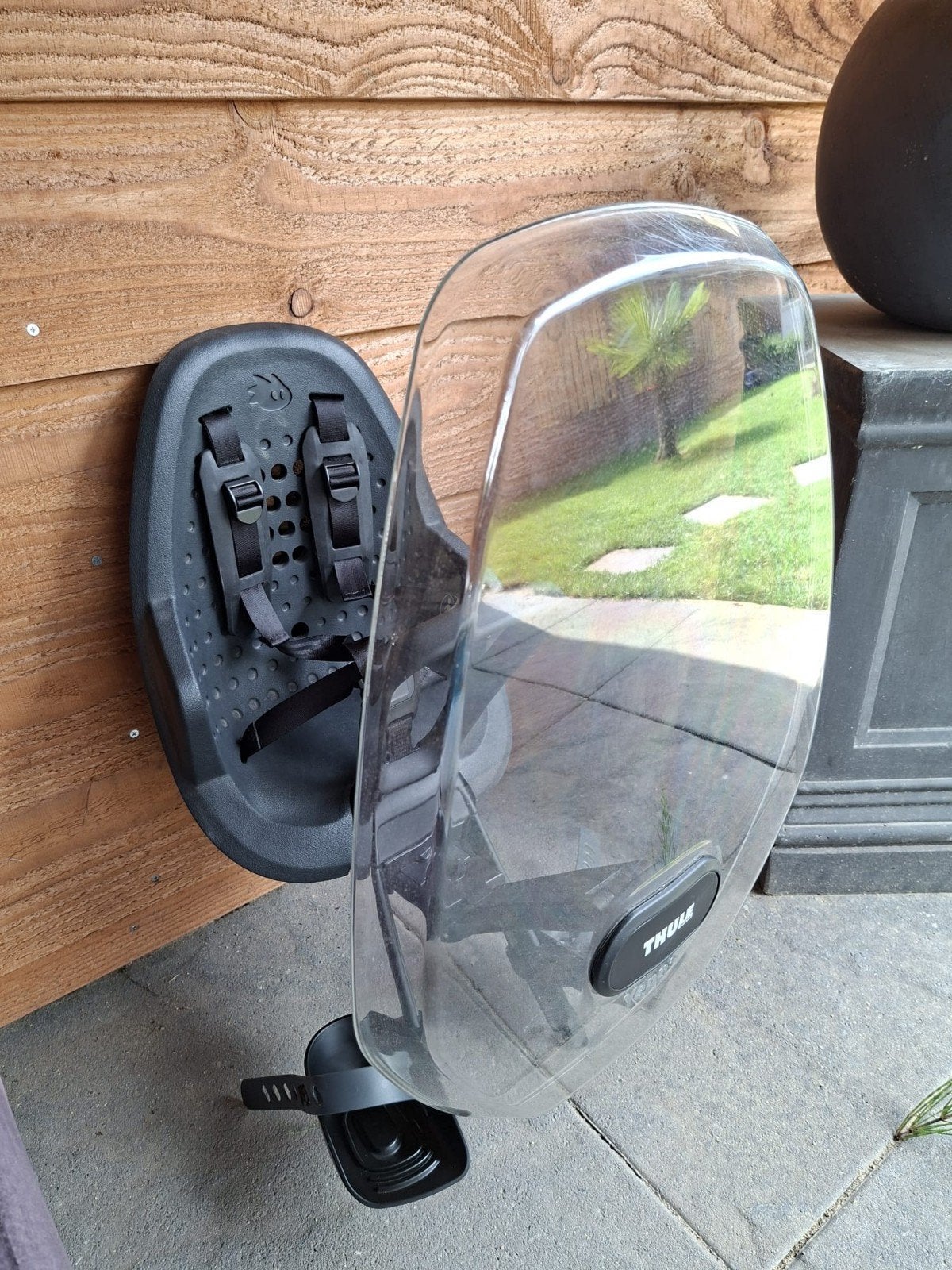 Thule Yepp Mini fietsstoeltje met windscherm, Ophalen, Voetsteuntjes, Voorzitje, Zo goed als nieuw