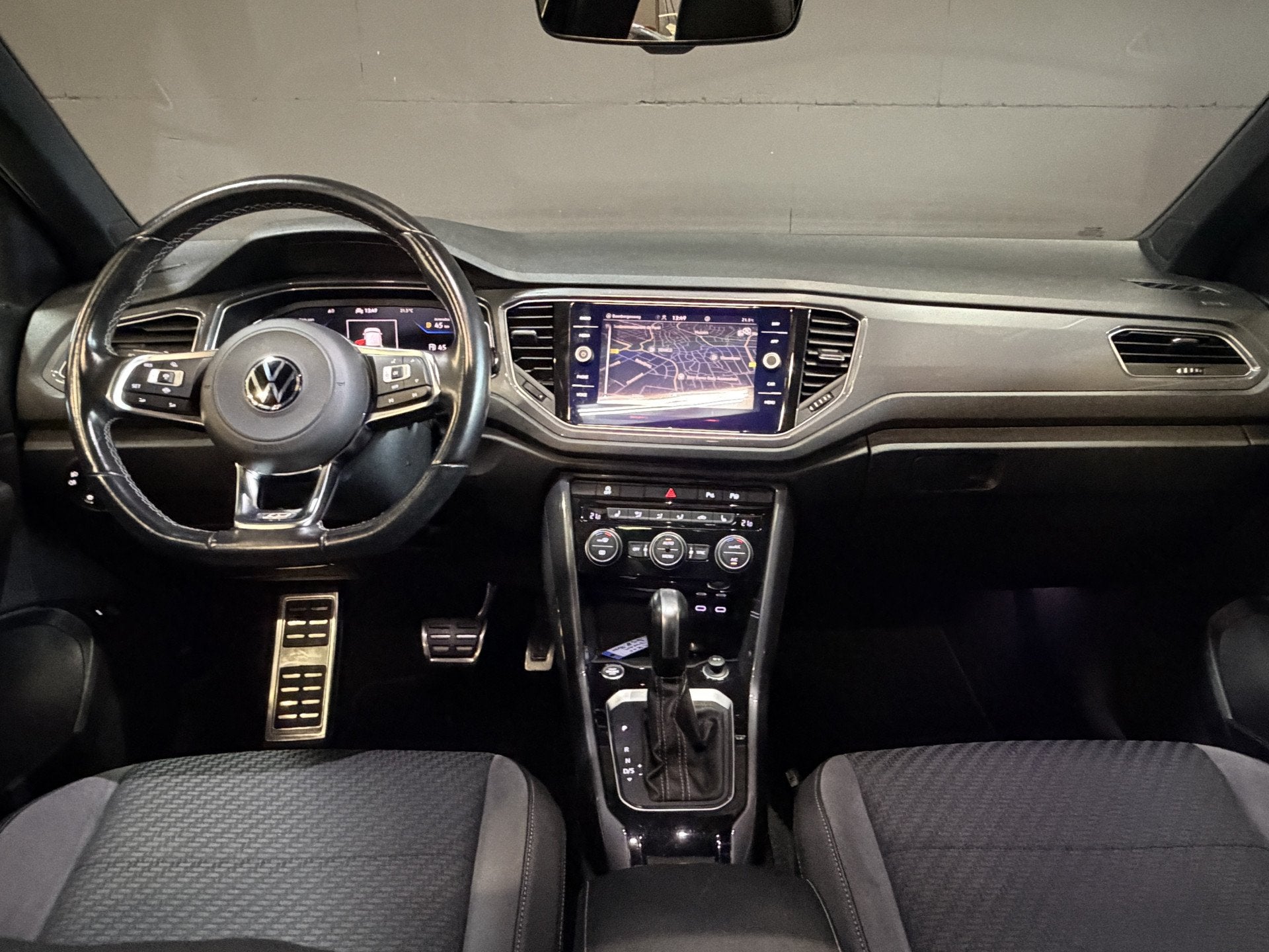 Volkswagen T-Roc 1.5 TSI Sport Business R | Pano | Camera |, 1254 kg, 4 cilinders, 150 pk, Leder en Stof