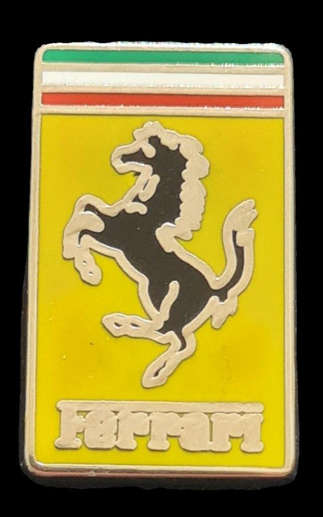 Ferrari pin- 12x20 mm. emaille uitvoering, Verzenden, Nieuw, Transport, Speldje of Pin