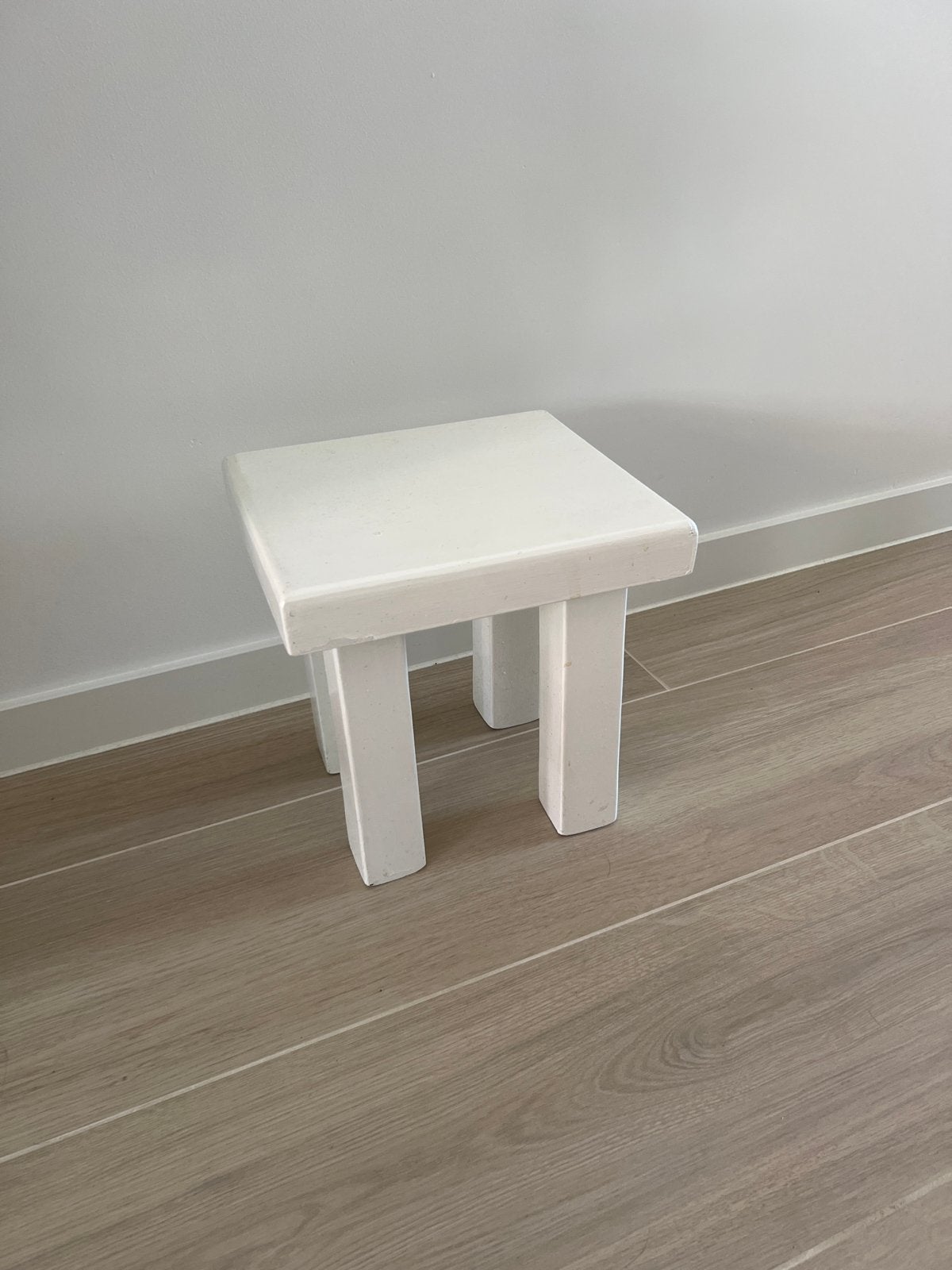 Wit krukje bijzettafeltje - veelzijdig en compact, Huis en Inrichting, Krukjes, Ophalen, Gebruikt, Hout
