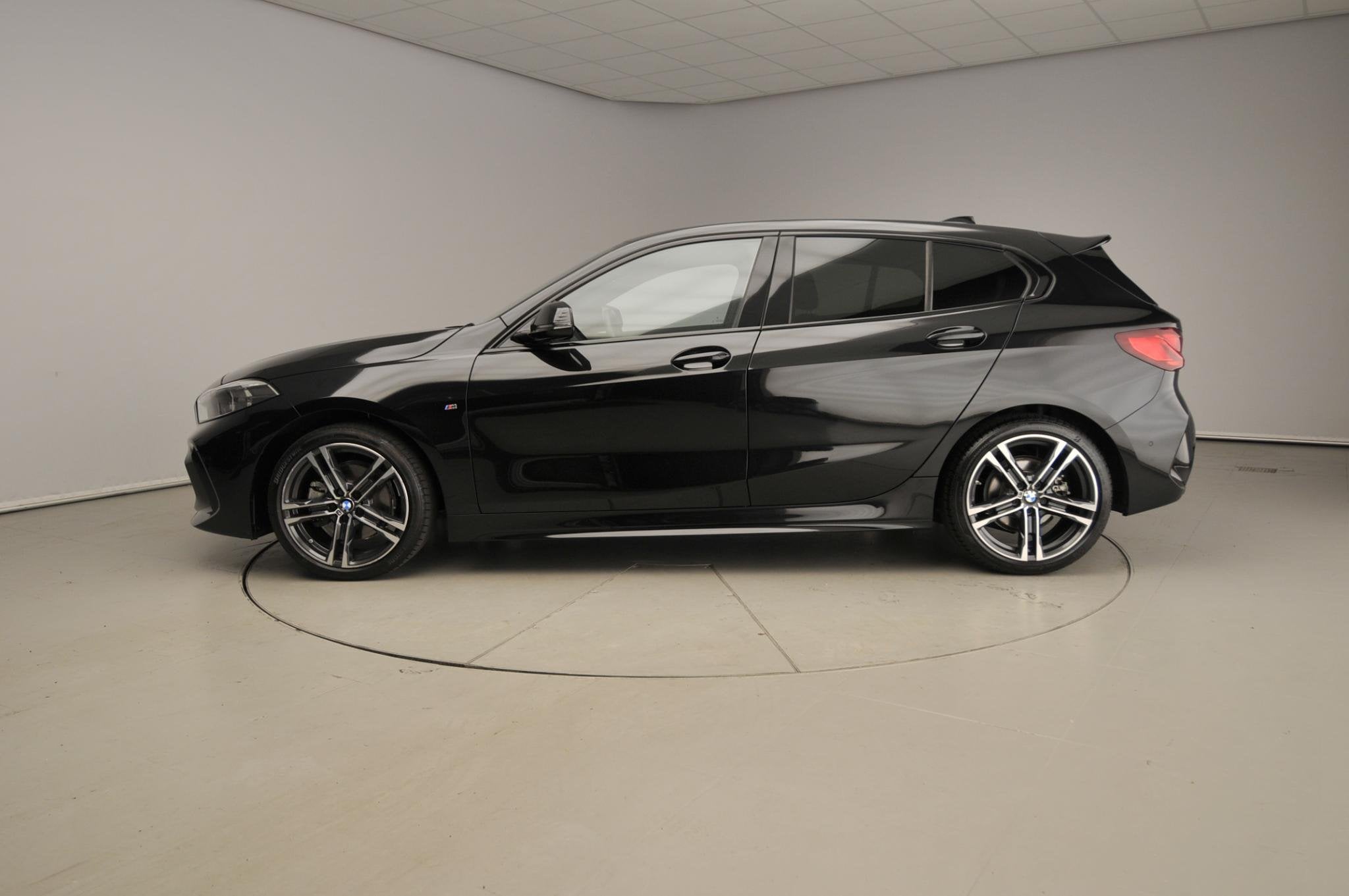BMW 1 Serie 5-deurs 118i | M-Sportpakket | LED | Leder | Nav, Auto's, 136 pk, Gebruikt, Zwart, Bedrijf