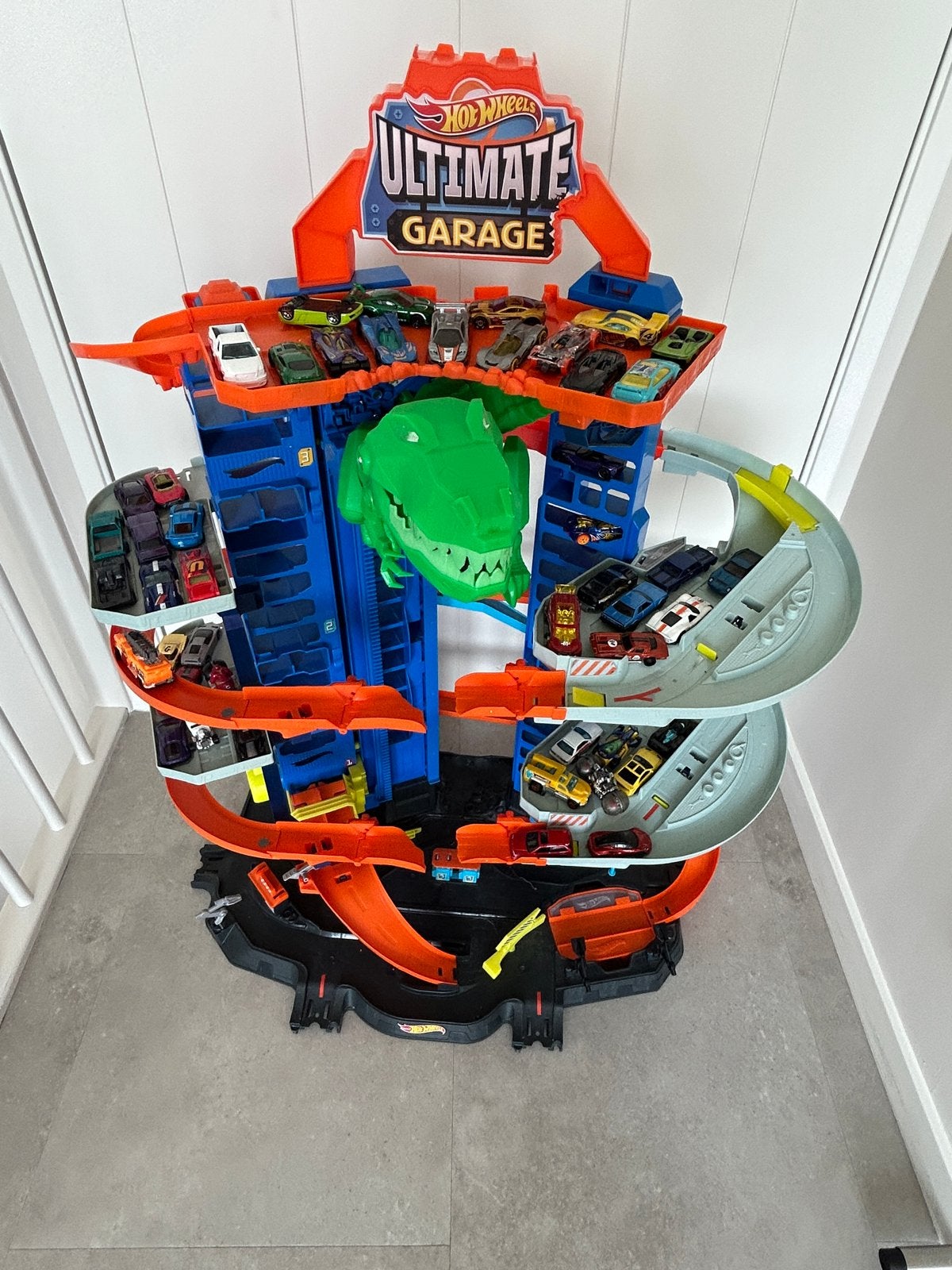 Hot Wheels Ultimate Garage Dino met 48 auto's, Ophalen, Zo goed als nieuw