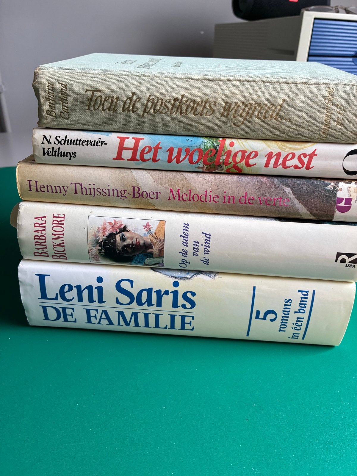 5 romans in 1 band - Leni Saris, Barbara Cartland, N. Schutt, Boeken, Ophalen, Gelezen, Nederland
