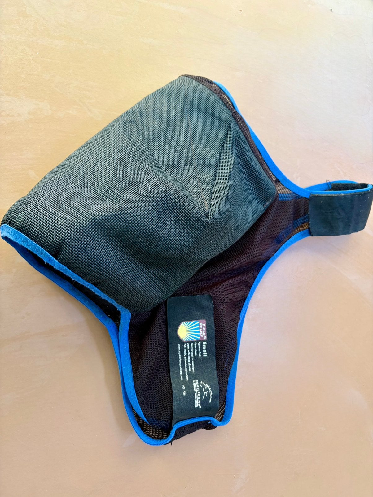 Vliegenkap zonder oren Equilibrium Field Relief blauw Small, Ophalen, Zo goed als nieuw
