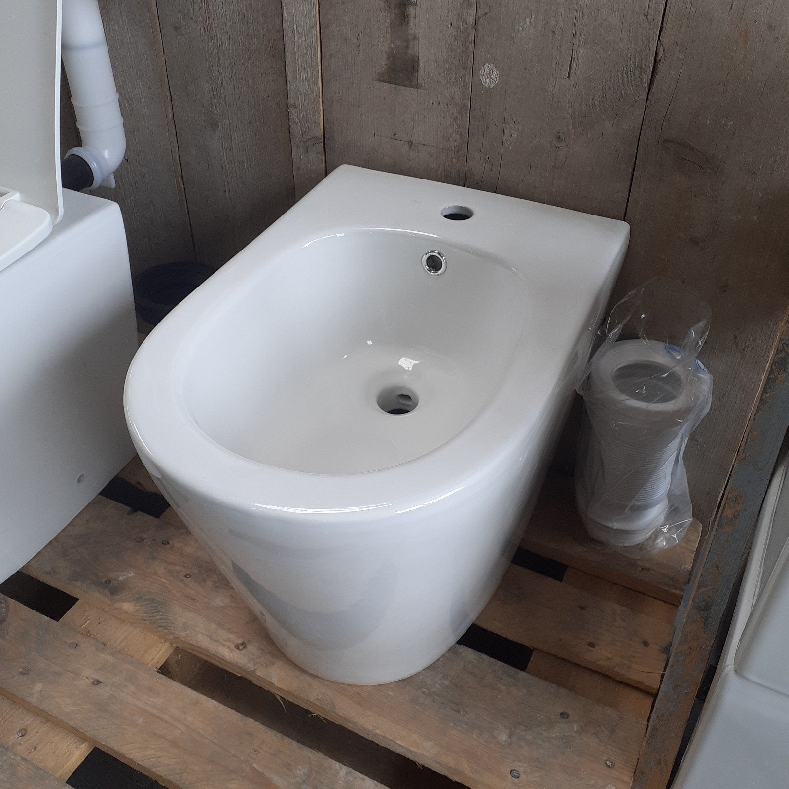 Water Closet, Glans Wit, Keramiek, Bidet, Sanitair, Latvia, Ophalen of Verzenden, Nieuw, Wit, Steen/keramiek