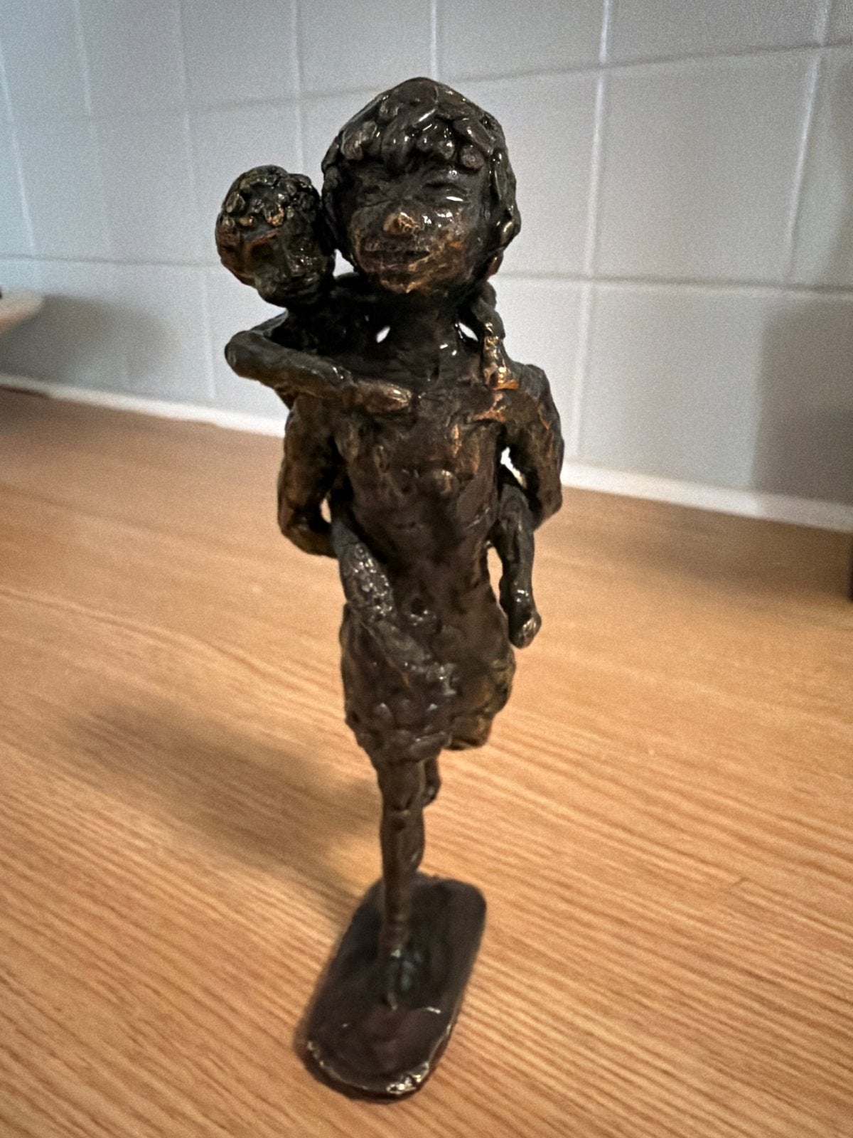 Bronzen beeldje: Meisje kind op rug - Astrid Veldhuyzen, Ophalen of Verzenden