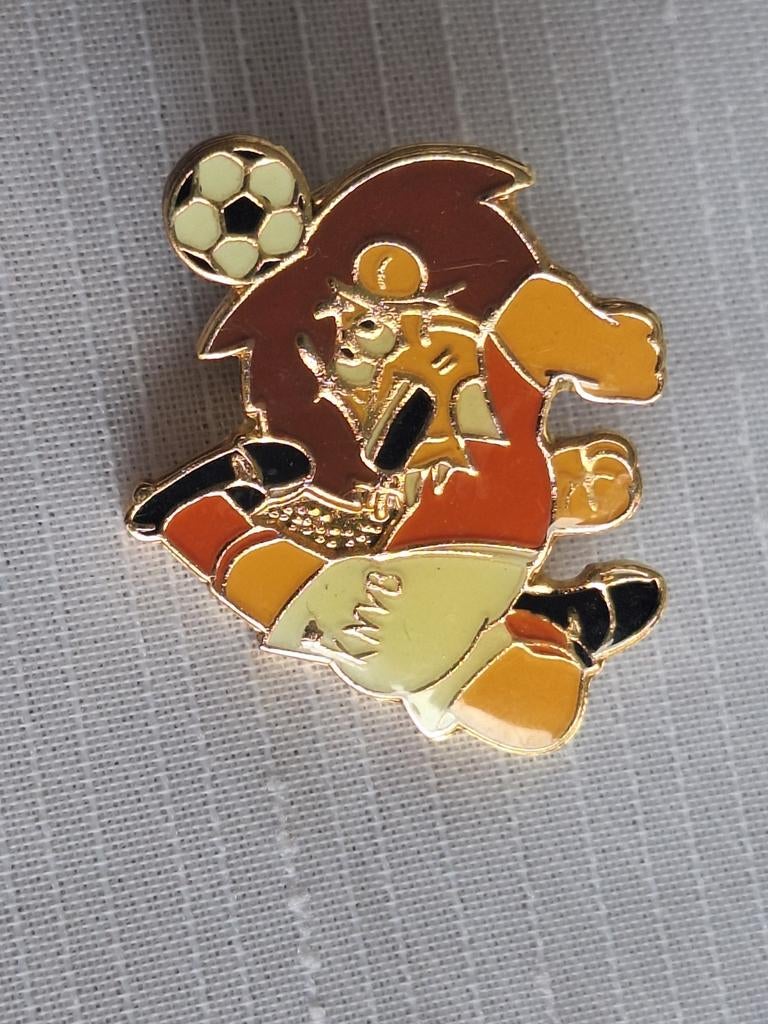 KNVB Loeki de Leeuw 1993 pin (#1), Verzamelen, Speldjes, Pins en Buttons, Ophalen of Verzenden, Zo goed als nieuw, Sport, Speldje of Pin
